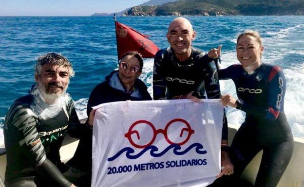 Navidad Moreno y Lina Lara cruzan el Estrecho de Gibraltar a nado con fines solidarios